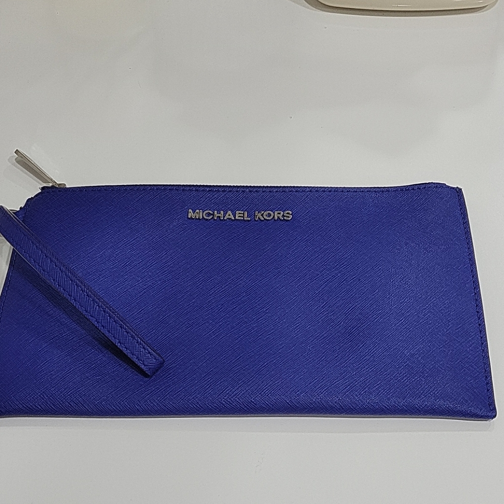 Micheal Kors Wristlet Jet Set